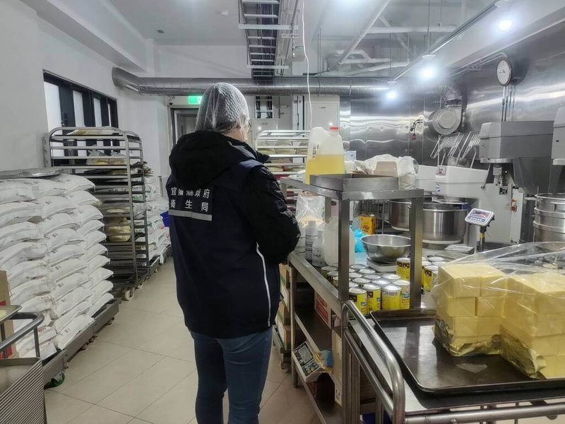 民眾在社群平台反映，購買宜蘭某知名烘焙店餅類產品，吃到一半發現餅中有塑膠膜，衛生局3日稽查業者的作業場所（圖），除責令業者下架23個同批產品，也因作業場所天花板油漆斑駁，要求業者限期改善。（宜蘭縣衛生局提供）中央社記者王朝鈺傳真　115年3月3日