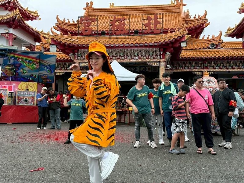 台東元宵節活動3日熱鬧登場，身為基督徒的民進黨立委陳瑩（前）化身「虎爺」共襄盛舉。陳瑩說，雖然自己是基督徒，但深知信仰撫慰人心的力量是不分宗教的。（陳瑩提供）中央社記者盧太城台東傳真　115年3月3日
