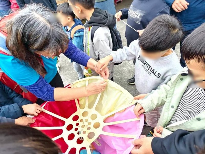 新北市平溪十分國小3日晚間將在2026平溪天燈節試放師生共同實作的改良式永續環保天燈。圖為學生製作環保天燈過程。（新北市十分國小提供）中央社記者黃旭昇傳真　115年3月3日
