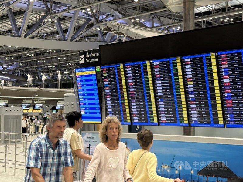 美以聯手空襲伊朗，中東多國關閉領空導致航班大亂，泰國曼谷蘇凡納布機場及其他主要機場有逾百個航班取消，圖為出境大廳航班資訊。中央社記者李宗憲曼谷攝　115年3月3日