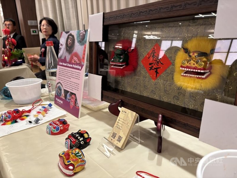 台灣觀光代表團2日於巴黎舉辦台灣觀光推廣會,向法國業者介紹各項亮點。專注獅頭工藝的獅公館工坊在現場展示作品。中央社記者曾依璇巴黎攝 115年3月3日