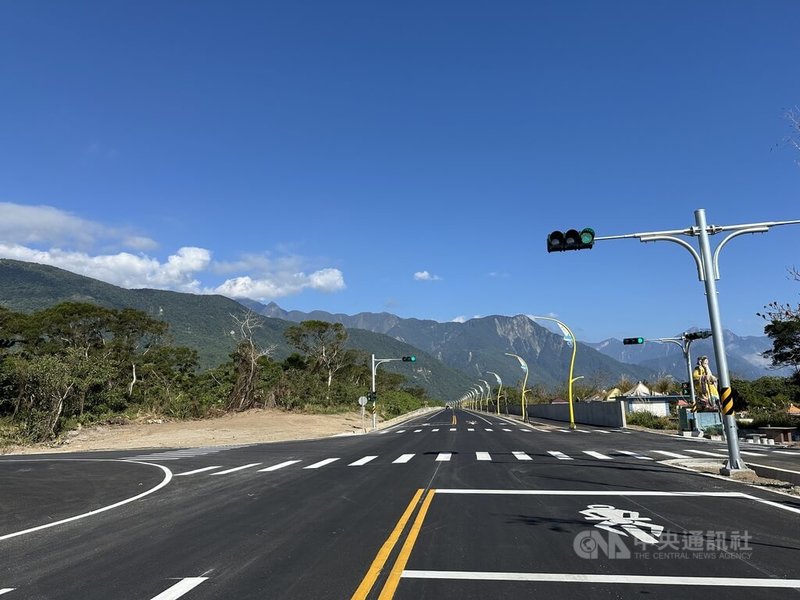 花蓮縣政府推動「縣道193線三棧至七星潭路段安全景觀道路拓寬新闢工程」，農曆年前完工通車，總長約6公里、寬為20公尺道路，新城鄉公所裝設道路標示牌，命名「七星灣大道」。中央社記者李先鳳攝　115年3月3日
