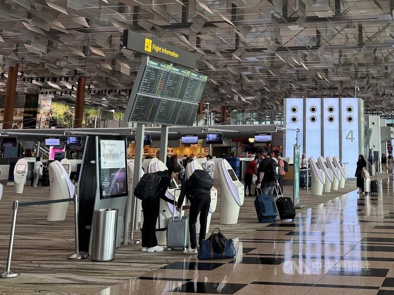 美以聯手空襲伊朗，中東多國關閉領空導致航班大亂，影響範圍擴及亞洲。基於安全考量，多家航空公司取消飛往杜拜與杜哈航班，在新加坡機場的部分旅客行程受影響。圖為樟宜機場。中央社記者吳昇鴻新加坡攝　115年3月3日