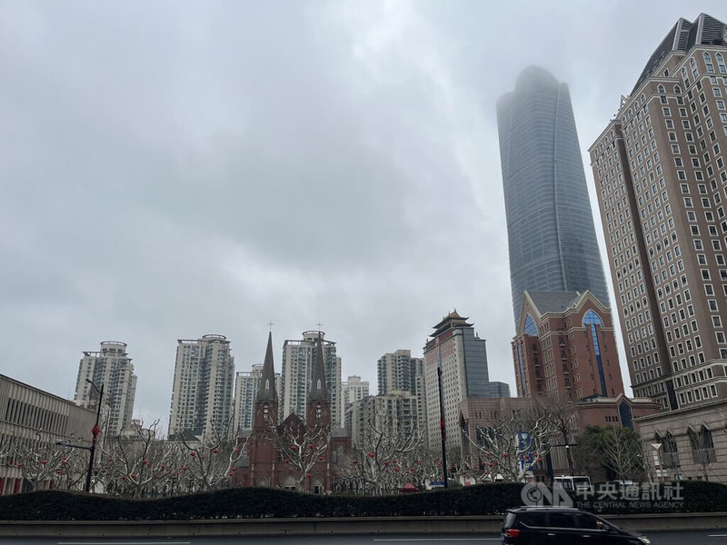 上海中心氣象台監測數據顯示，徐家匯觀測站從2月26日起連續5天日均溫超過攝氏10度，2月26日為上海入春日。圖為3月2日上海地鐵徐家匯站周邊街景，天氣陰雨。中央社記者李雅雯上海攝　115年3月3日