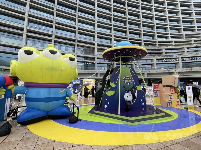 台灣機車市場2月掛牌銷售數出爐，其中Gogoro市占率月增，今年銷售拚成長。圖為Gogoro在3月3日攜手迪士尼皮克斯玩具總動員推出合作車款。中央社記者鍾榮峰攝　115年3月3日