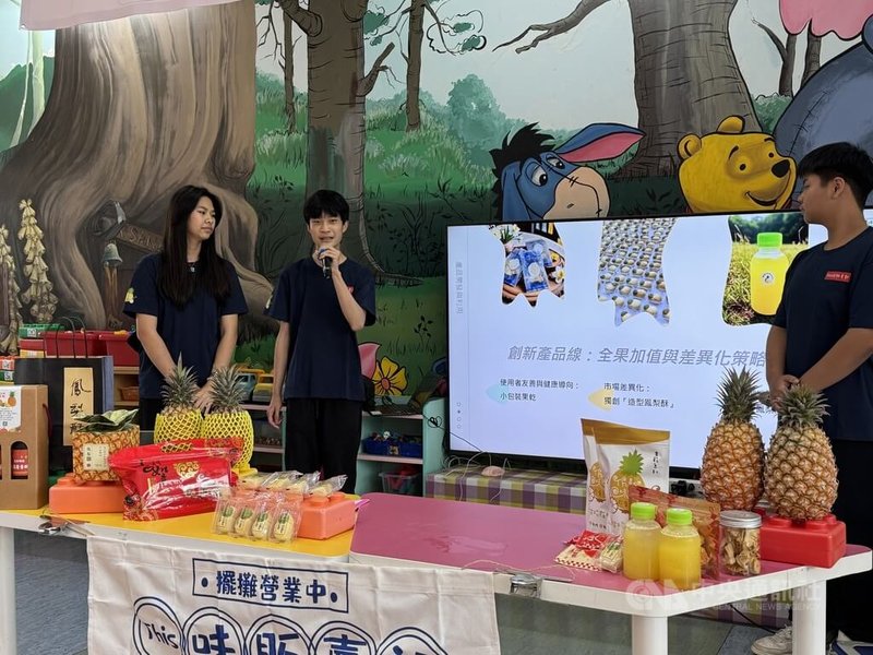 雲林縣維多利亞實驗高中學生高欣彤（左起）、楊詠丞、蕭晨宇攜手鳳梨果農和烘焙坊行銷次級鳳梨，全果利用打造系列產品，成功將鳳梨淡季危機轉為商機。中央社記者姜宜菁攝　115年3月3日