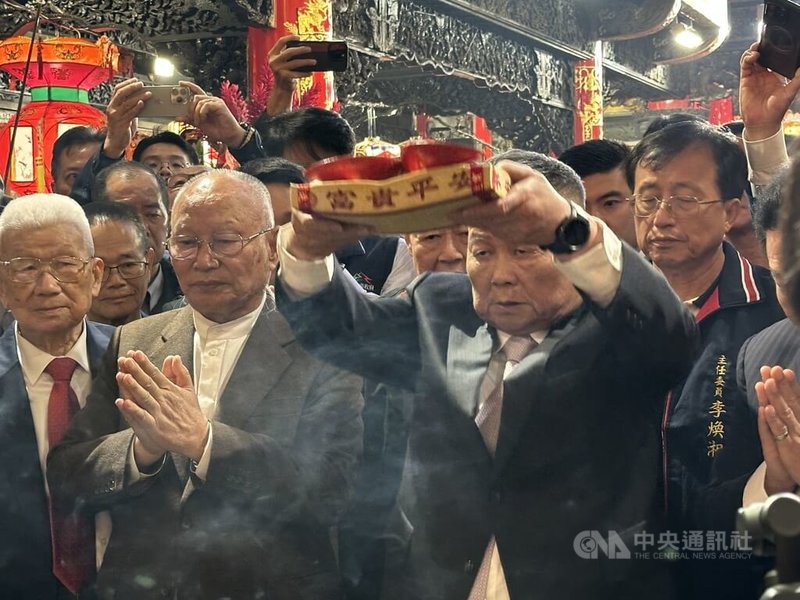 台中市大甲鎮瀾宮115年度9天8夜媽祖遶境進香活動循例由董事長顏清標（前右）於3日元宵節擲筊擇日，確認4月17日晚間10時5分起駕。中央社記者趙麗妍攝　115年3月3日