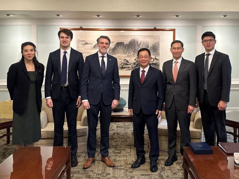 美國「亞太經濟合作」（APEC）資深官員梅斯（Casey Mace，左3）3日拜會外交部常務次長葛葆萱（右3），並與國組司長孫儉元（右2）等人合影。（外交部提供）中央社記者楊堯茹傳真 115年3月3日