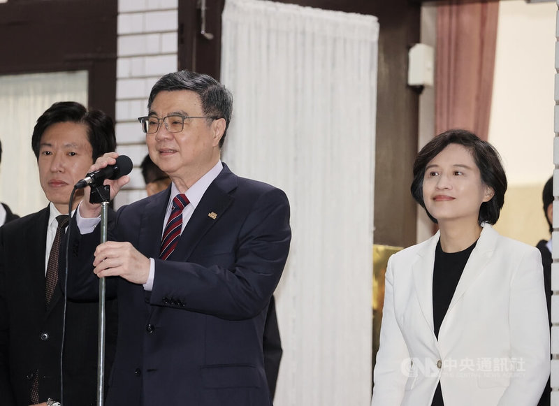 在野陣營呼籲，政府應說明與美國簽訂的對等貿易協定（ART）是否還有效。行政院長卓榮泰（前中）3日受訪表示，這次的談判結果已取得最佳待遇，美方也承諾，會依序通知已簽約的國家，包括台灣在內。中央社記者郭日曉攝 115年3月3日