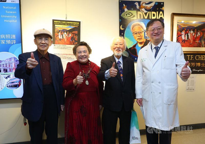 「陳錦芳博士(90歲)生活美學藝術療癒特展」3日在台大醫院文藝走廊舉行開幕式,台大醫院院長余忠仁(右)、畫家陳錦芳(右2)、前立委高育仁(左)等人出席合影。中央社記者謝佳璋攝 115年3月3日