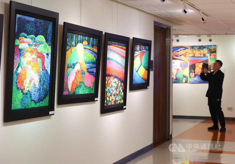 「陳錦芳博士(90歲)生活美學藝術療癒特展」3日起在台大醫院文藝走廊開展,吸引民眾走訪展區,探索藝術家的創作歷程。中央社記者謝佳璋攝 115年3月3日