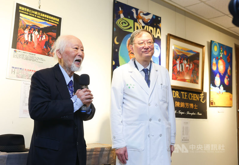 「陳錦芳博士(90歲)生活美學藝術療癒特展」開幕式3日在台大醫院文藝走廊舉行,畫家陳錦芳(左)、台大醫院院長余忠仁(右)出席致詞,歡迎民眾前來看展。中央社記者謝佳璋攝 115年3月3日