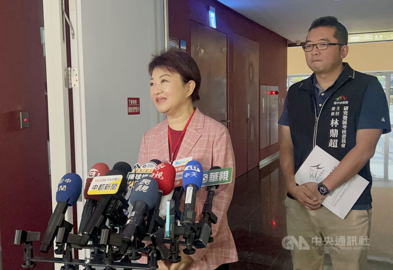 預計11日出訪美國的台中市長盧秀燕（左）3日接受媒體聯訪表示，關稅及軍購是重要議題，將儘量蒐集大家意見，反映最完整及最真實聲音。中央社記者郝雪卿攝  115年3月3日