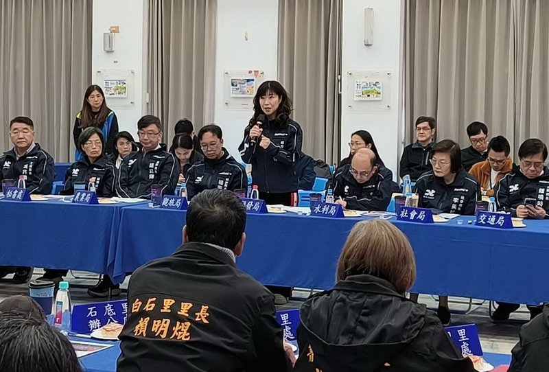 新北市政府3日下午在平溪區舉行行動治理座談會，經濟發展局長盛筱蓉（後中持麥克風者）親自回應地方關心的天燈環保與永續議題。（新北市民政局提供）中央社記者黃旭昇新北市傳真　115年3月3日