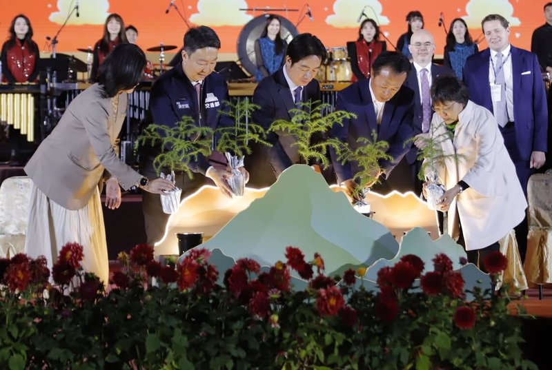 總統賴清德(前中)3日晚間赴嘉義出席2026台灣燈會開幕式,與交通部長陳世凱(前左2)、嘉義縣長翁章梁(前右2)一同為主燈「光沐-世界的阿里山」完成開燈儀式。(嘉義縣政府提供)中央社記者蔡智明傳真 115年3月3日