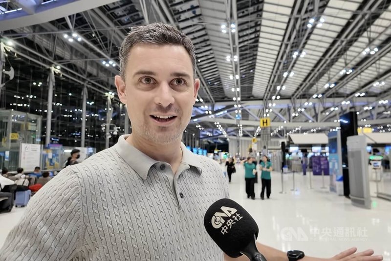 中東衝突擾亂航班，法國旅客阿列茲原本要搭乘卡達航空的班機赴香港出差，但因航空公司飛機調度問題，航班被取消，被迫重買機票並提早於3日凌晨出發。中央社記者李宗憲曼谷攝　115年3月3日