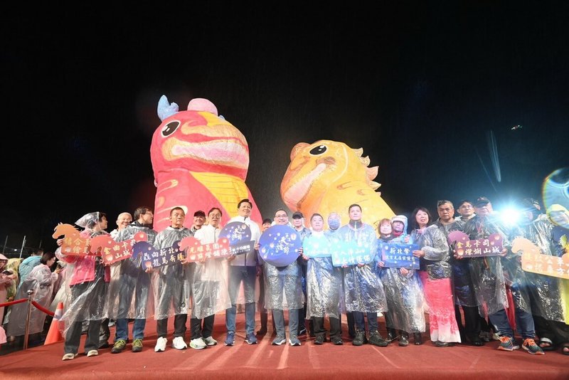 2026新北市平溪天燈節3日元宵夜在十分廣場舉行第2場活動，新北市長侯友宜（前中）與來賓一同施放主燈。（新北市新聞局提供）中央社記者黃旭昇傳真　115年3月3日