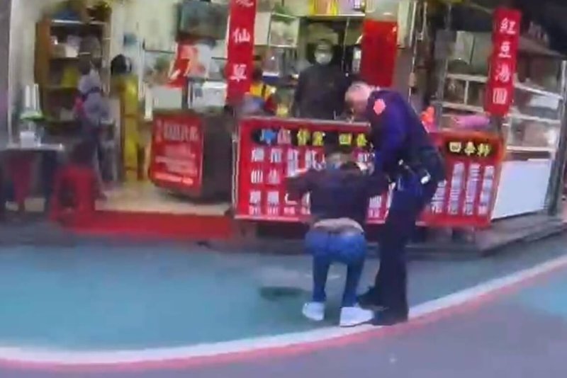 桃園市警察局桃園分局3日表示，員警2日循線逮捕越南籍收水手及車手，2人都是合法申請來台工作，由於欠缺台灣法律常識，經友人介紹以為幫忙領錢能賺外快，落網才知觸法。（桃園市警察局桃園分局提供）中央社記者吳睿騏桃園傳真　115年3月3日