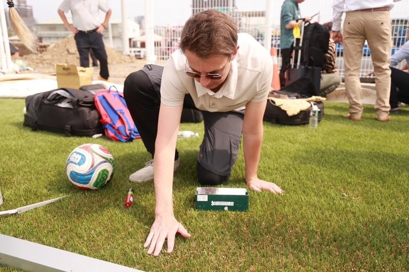 「台中市國際足球運動休閒園區」副球場人工草皮完成鋪設，由國際足球總會（FIFA）認可的專業技師進場檢測。（台中市政府提供）中央社記者趙麗妍傳真　115年3月3日