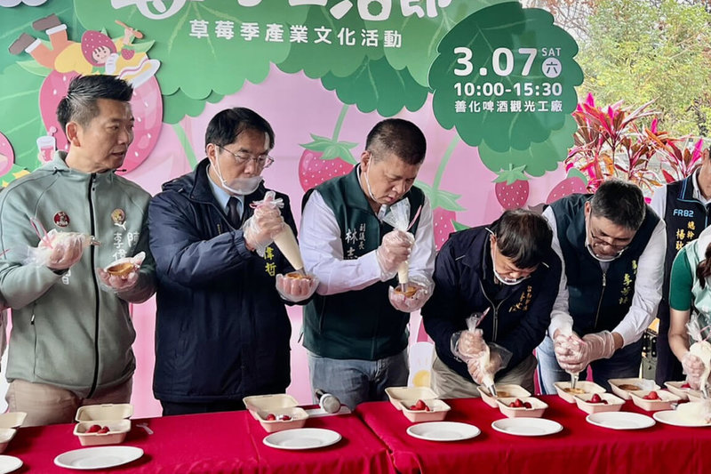 台南市長黃偉哲（左2）等人出席3日在善化區舉行的草莓季產業文化活動宣傳記者會，體驗製作甜點草莓塔。（台南市政府提供）中央社記者楊思瑞傳真　115年3月3日
