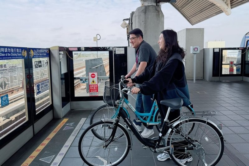 配合桃園國際機場調整航廈內自行車攜帶規範，桃捷公司3日宣布，10日起增加開放機捷A12、A13及A14a攜帶自行車進站搭乘，需購買專用車票。（桃園大眾捷運公司提供）中央社記者吳睿騏桃園傳真　115年3月3日