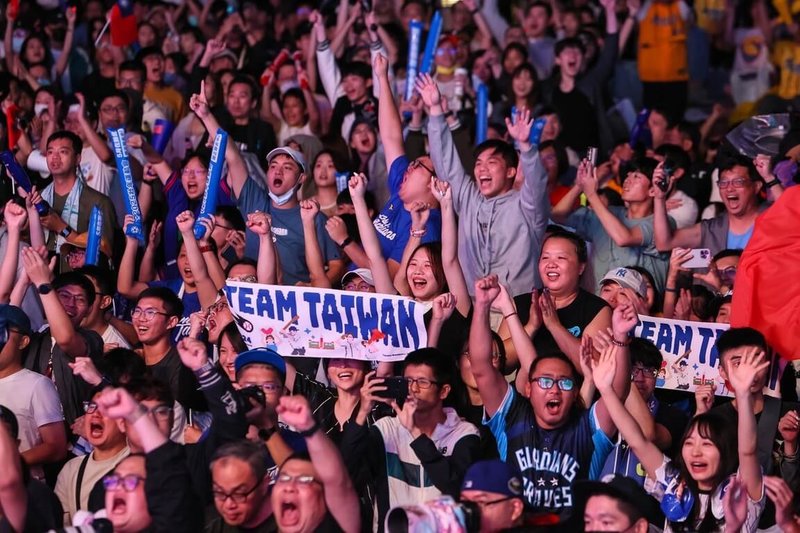 2026世界棒球經典賽（WBC）將開打，新北市5日起至8日將在市民廣場直播台灣隊預賽4場賽事，邀請民眾一同為台灣隊加油。圖為過去球迷熱血應援畫面。（新北市體育局提供）中央社記者曹亞沿傳真 115年3月3日