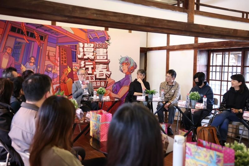 文化部長李遠（後持麥克風者）3日赴台中國家漫畫博物館籌備處與漫畫家及漫畫產業人員交流，回程搭車時不慎跌倒造成左手臂骨折。文化部晚間表示，目前李遠一切正常，請外界放心。（文化部提供）中央社記者趙靜瑜傳真　115年3月3日