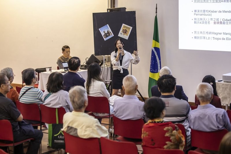 巴西聖保羅僑教中心2月28日舉辦228紀念講座，僑務顧問、戲劇博士謝如欣（站立者），以巴西電影視角探討歷史，吸引青年僑胞及受害家屬出席。（讀者提供）中央社記者唐雅陵聖保羅傳真　115年3月3日