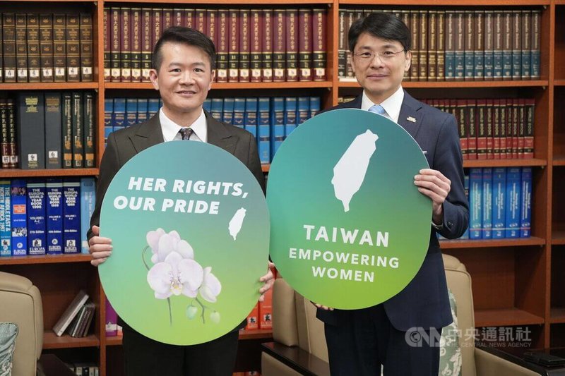 外交部3日舉辦記者會，由非政府組織國際事務會副執行長康嘉棋（左）以及外交部發言人蕭光偉（右）公布今年「台灣性別平等週」主視覺。中央社記者楊堯茹攝　115年3月3日