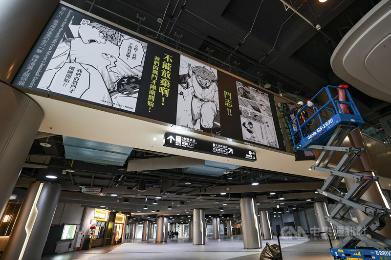 世界棒球經典賽即將開打，文化部在台北大巨蛋展出13幅「壘上有人」特展台灣漫畫看板，3日現場持續進行布置作業，工作人員以升降車張貼看板。中央社記者鄭清元攝　115年3月3日