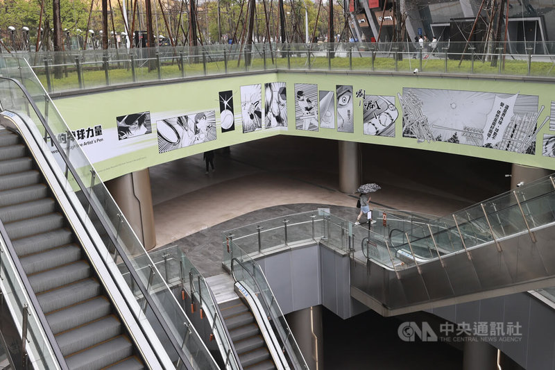 世界棒球經典賽即將開打，文化部在台北大巨蛋展出13幅「壘上有人」特展台灣漫畫看板，台北大巨蛋周邊空橋及場域空間3日已陸續展出台灣棒球漫畫主題視覺。中央社記者鄭清元攝　115年3月3日