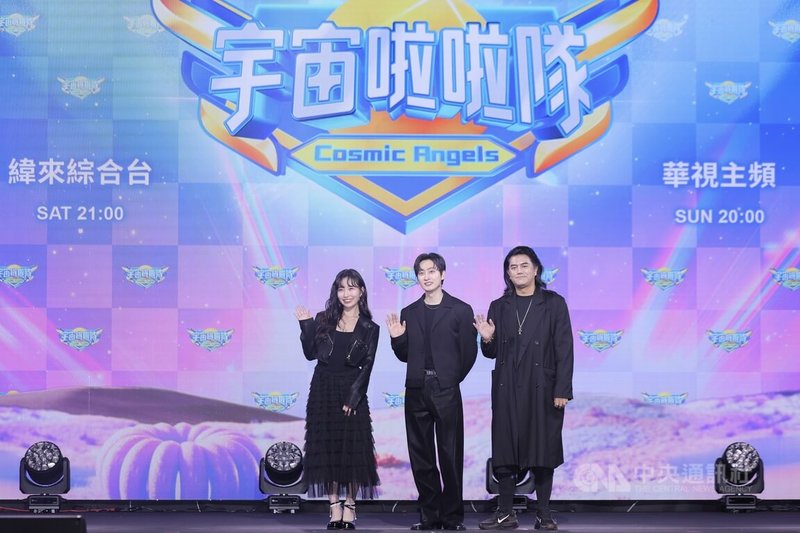 大型原創實境選秀節目「宇宙啦啦隊」3日下午在台北舉行開播記者會,製作人B2陳彥銘(右)與韓團SUPER JUNIOR成員銀赫(中)、藝人藤井麻由(左)一同出席,分享節目錄製時發生的趣事。中央社記者翁睿坤攝 115年3月3日