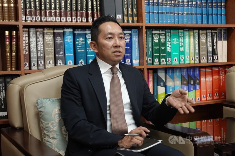 美伊開打導致中東情勢惡化，外交部亞非司副司長陳詠博3日說明外館援助情形。中央社記者楊堯茹攝 115年3月3日