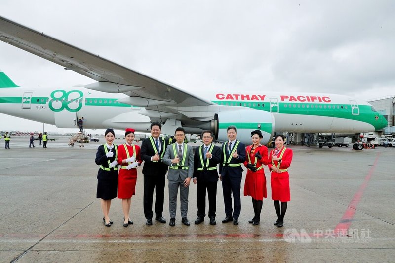 國泰航空公司展開80週年慶祝活動,3日在桃園國際機場規劃經典懷舊制服展示,重現4個不同時期的制服風貌。中央社記者吳睿騏桃園機場攝 115年3月3日