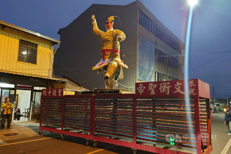 慶元宵,台南鹽水蜂炮活動3日晚間進入施放最高峰,多座大型炮城陸續施放,其中太子爺造型的炮城相當受到民眾關注。中央社記者楊思瑞攝 115年3月3日