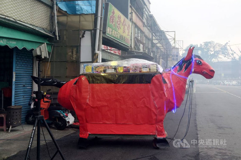 台南鹽水蜂炮活動3日元宵夜迎來最高峰,多座大型炮城陸續施放,其中包含民眾特別配合農曆生肖製作的馬造型炮城。中央社記者楊思瑞攝 115年3月3日