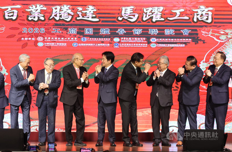 8大工商團體3日在台北舉行新春聯誼會，總統賴清德（左4）應邀出席，並與現場來賓一同在台上進行新春團拜、拱手拜年。中央社記者趙世勳攝　115年3月3日