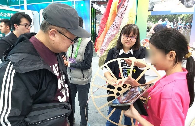 2026平溪天燈節十分場3日元宵節舉行，晚間將試放由十分國小研發的改良式永續環保天燈。圖為學生先前在國家淨零城市展中向來賓說明永續天燈特色。（新北市十分國小提供）中央社記者黃旭昇傳真　115年3月3日