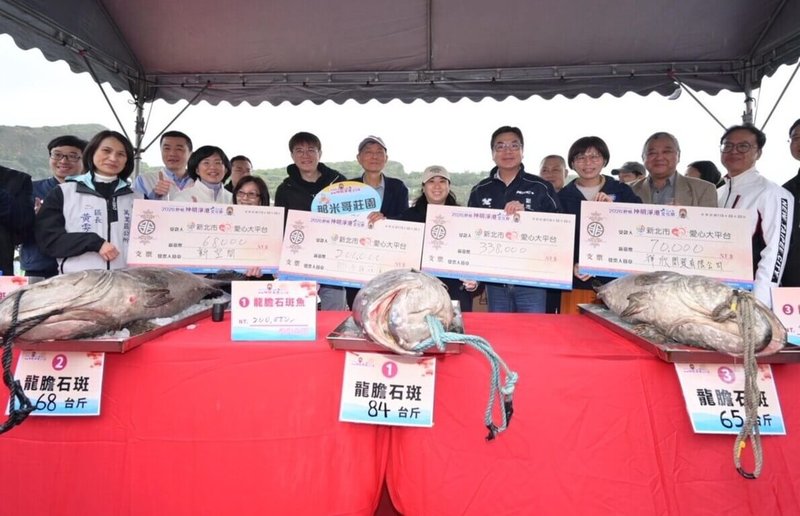 「2026野柳神明淨港文化祭」3日元宵節熱鬧登場,新北市副市長劉和然(前右4)及民進黨立委、新北市長參選人蘇巧慧(前左2)等人出席並參與漁獲愛心拍賣。(萬里區公所提供)中央社記者王鴻國傳真 115年3月3日