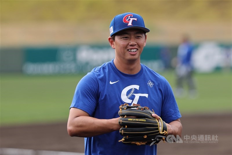 世界棒球經典賽（WBC）台灣隊3日在日本宮崎SOKKEN棒球場與日職軟銀鷹隊進行官辦熱身賽，圖為台灣隊野手鄭宗哲賽前練習。中央社　115年3月3日