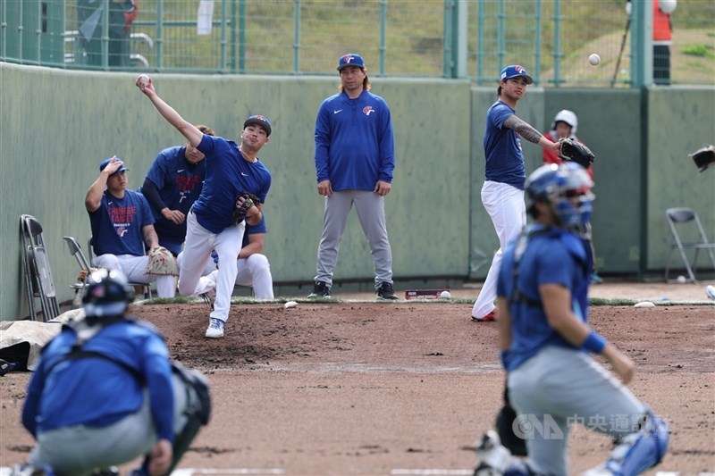 世界棒球經典賽（WBC）台灣隊3日在日本宮崎SOKKEN棒球場與日職軟銀鷹隊進行官辦熱身賽，台灣隊投手陳柏毓（左）、林昱珉（右）在場邊練習。中央社　115年3月3日