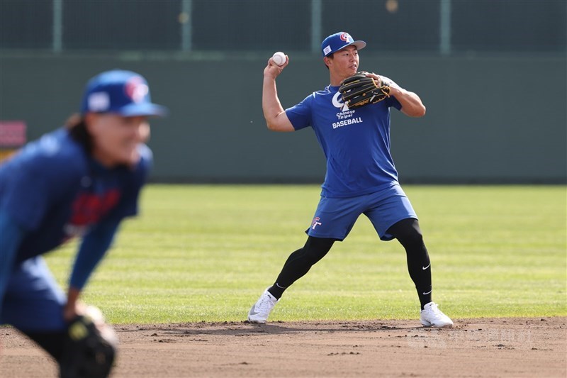 世界棒球經典賽（WBC）台灣隊3日官辦熱身賽，鄭宗哲（圖）與李灝宇游擊、二壘搭配，兩人是U18世界盃奪冠班底，盼拿出更好表現。（中央社檔案照片）