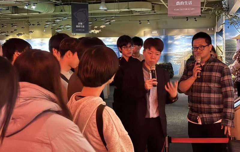 日本東京大學、九州大學教授3日率團到訪澎湖，參觀澎湖生活博物館，縣府文化局長陳鈺雲（前右2）全程接待並為眾人導覽解說澎湖在地文化。（澎湖縣文化局提供）中央社　115年3月3日