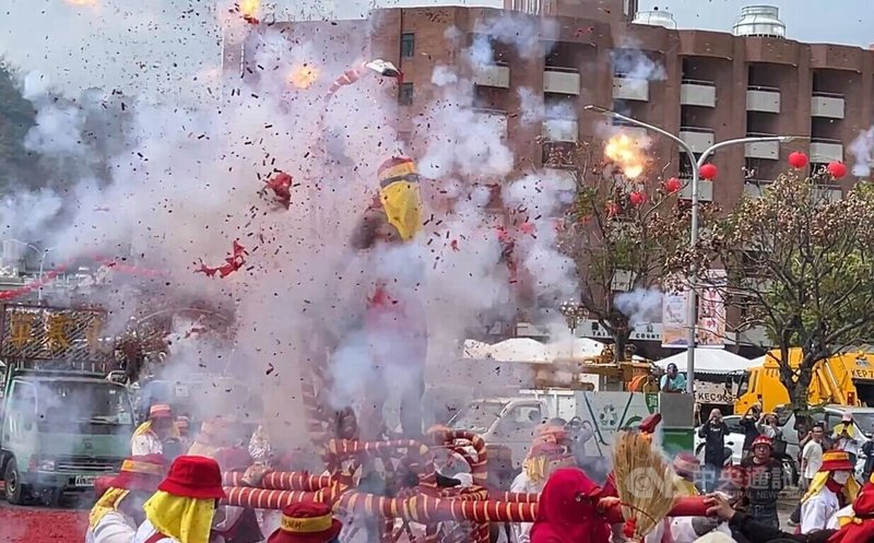 台東元宵節活動3日中午熱鬧開炸，包括逾20場的炮炸肉身寒單（邯鄲）及陣頭遶境。中央社記者盧太城台東攝　115年3月3日