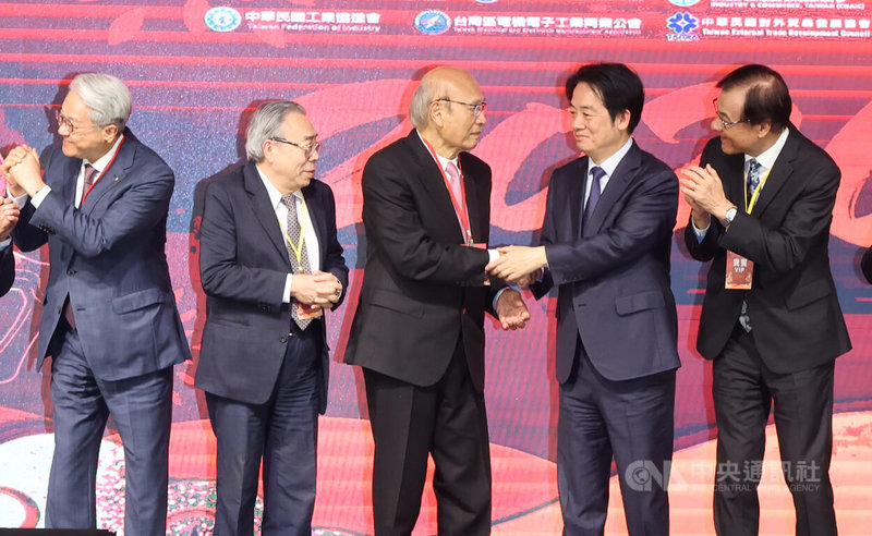 總統賴清德（右2）3日下午出席115年工商團體春節聯誼活動，與海峽交流基金會董事長蘇嘉全（右）、工總理事長潘俊榮（右3）、工總榮譽理事長王文淵（左2）、工商協進會理事長吳東亮（左）等人相互拜年。中央社記者趙世勳攝　115年3月3日