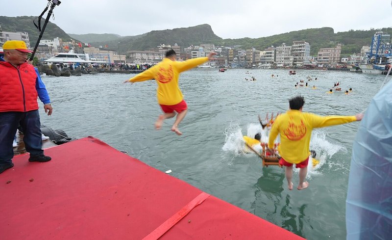 「2026野柳神明淨港文化祭」3日元宵節當天熱鬧登場,勇士們抬著神轎跳入海中洗淨穢煞,完成「神明淨港」儀式。(萬里區公所提供)中央社記者王鴻國傳真 115年3月3日
