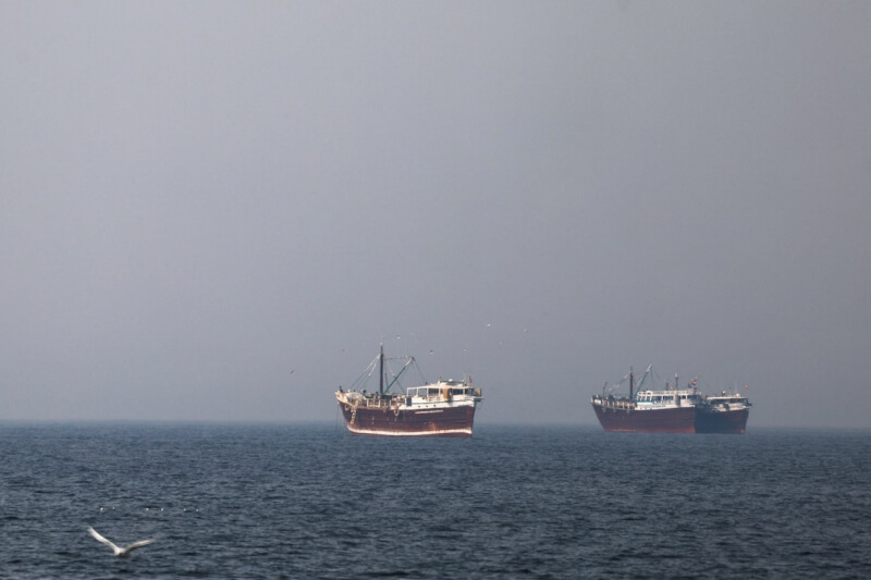 2日滯留在荷莫茲海峽的船隻。（路透社）