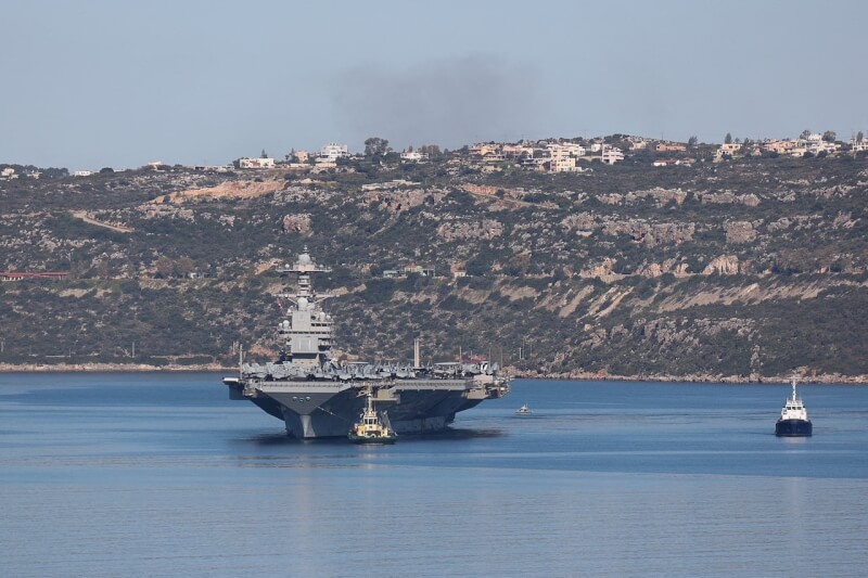 圖為美軍航艦福特號2月26日離開希臘克里特島索達灣。（路透社）
