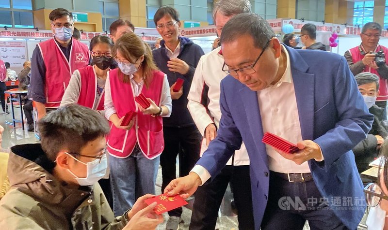 新北市勞工局3日在市府大禮堂舉辦「2026新北市新春就業博覽會」，市長侯友宜（前右）到場發放福袋，祝福廠商找到合適人才，也祝求職民眾順利找到理想工作。中央社記者黃旭昇攝　115年3月3日