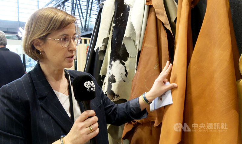 法國皮革與生皮聯盟(FFCP)代表馬內奧(Lénaïg Manéat)表示,因原料短缺,牛結節疹疫情也對皮革與生皮產業造成影響。中央社記者李若韻巴黎攝 115年3月3日